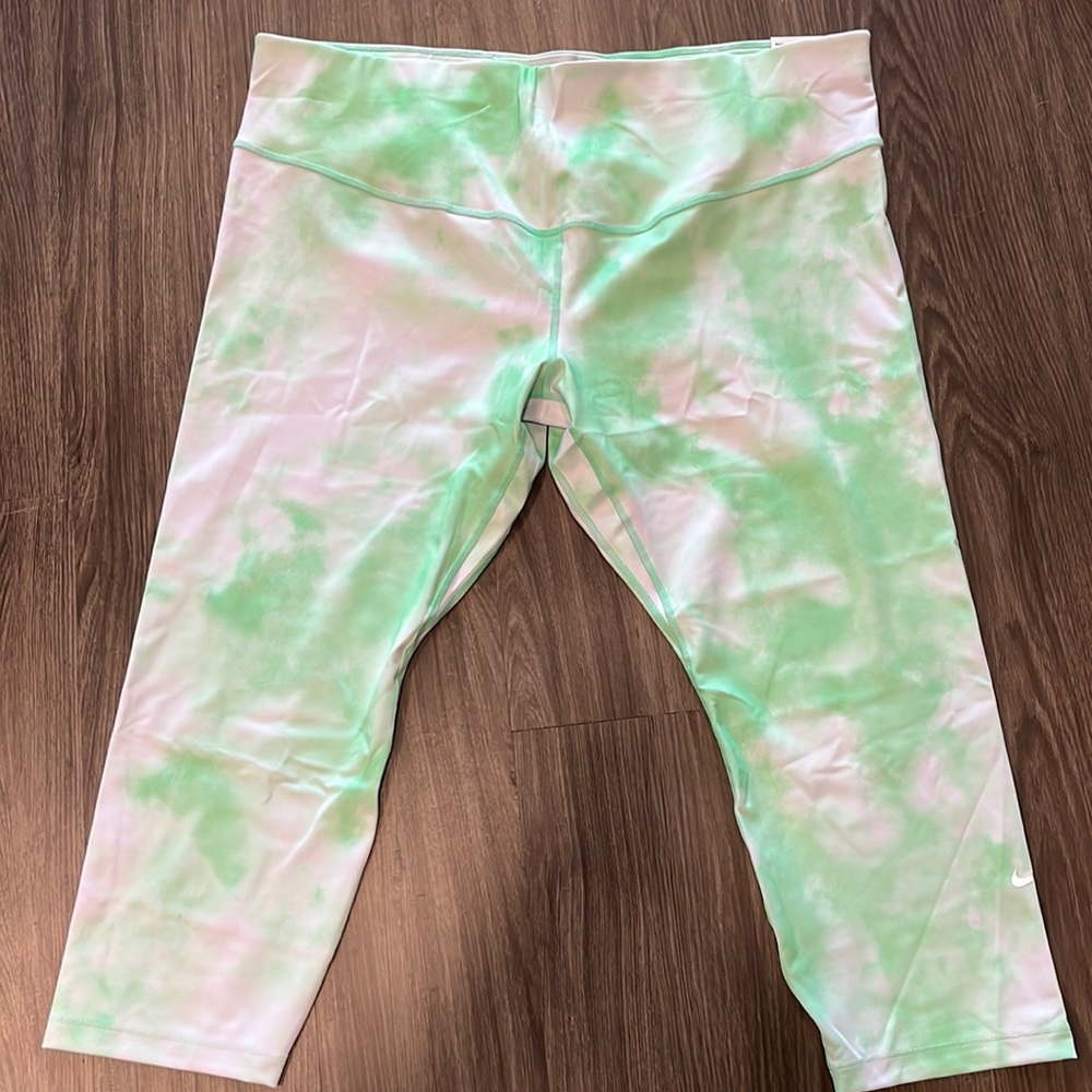NWT Nike Crop leggings